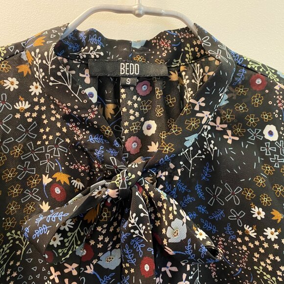 Blouse à manches longues, imprimée avec fleurs sur fond noir - Picture 3 of 4